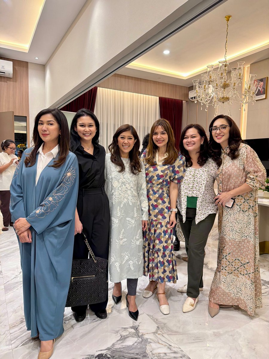 Fifi Aleyda Yahya, Marissa Anita, Meutya Hafid, Najwa Shihab, Widya Saputra, Virgie Baker. Kesamaan dari kita semua? Pernah berkantor yang sama di <a href="/Metro_TV/">METRO TV</a>. Love my seniors and colleagues!