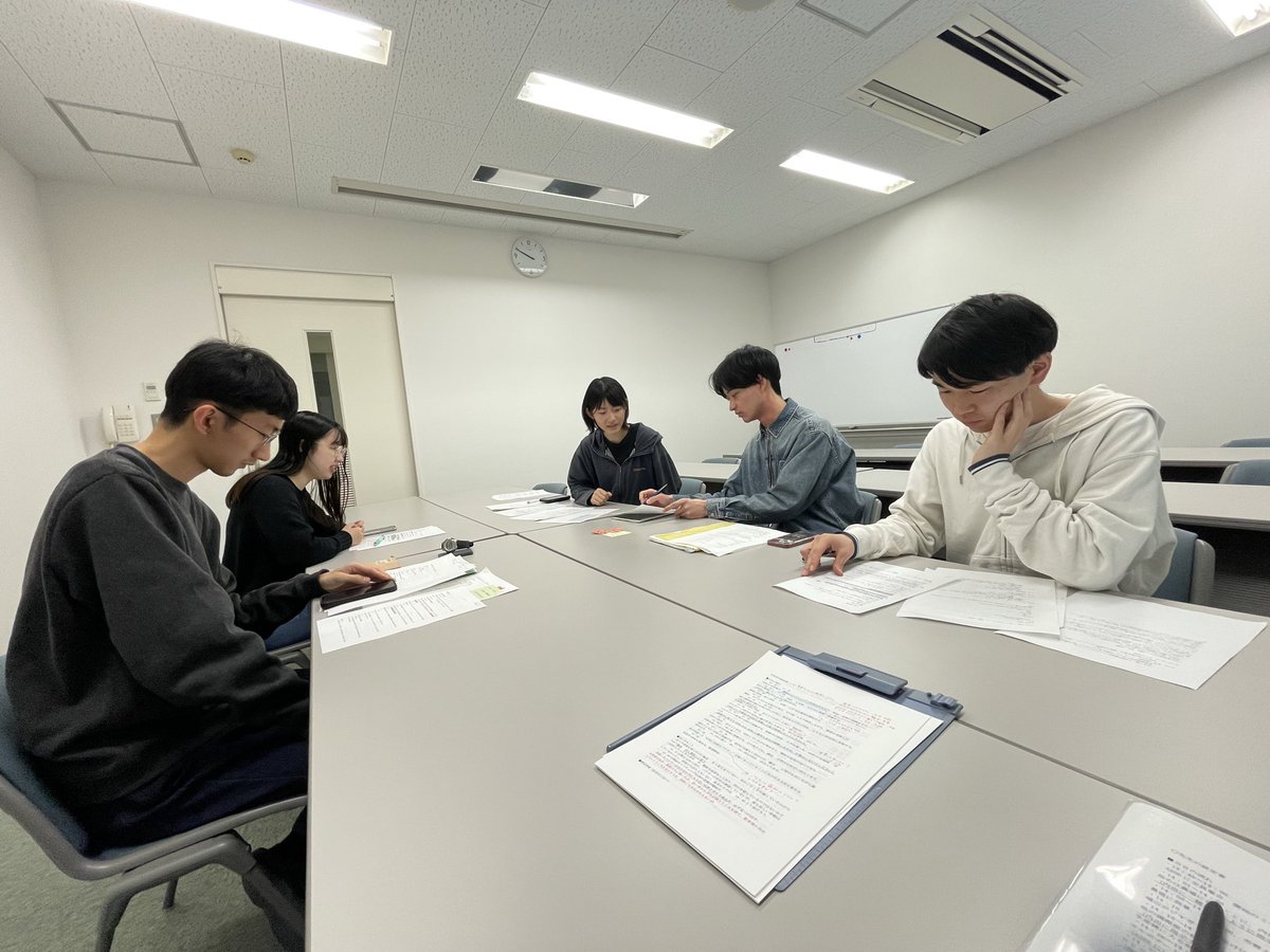 明日卒業式で、今日は研究室の卒業パーティです。在校生さん、パーティの準備、お疲れさまでした。過去一複雑なパーティですが、準備は（おそらく）完璧！やれることはやったと思います。最終打ち合わせ後にもう少し準備して、13:45から物語の開始です。