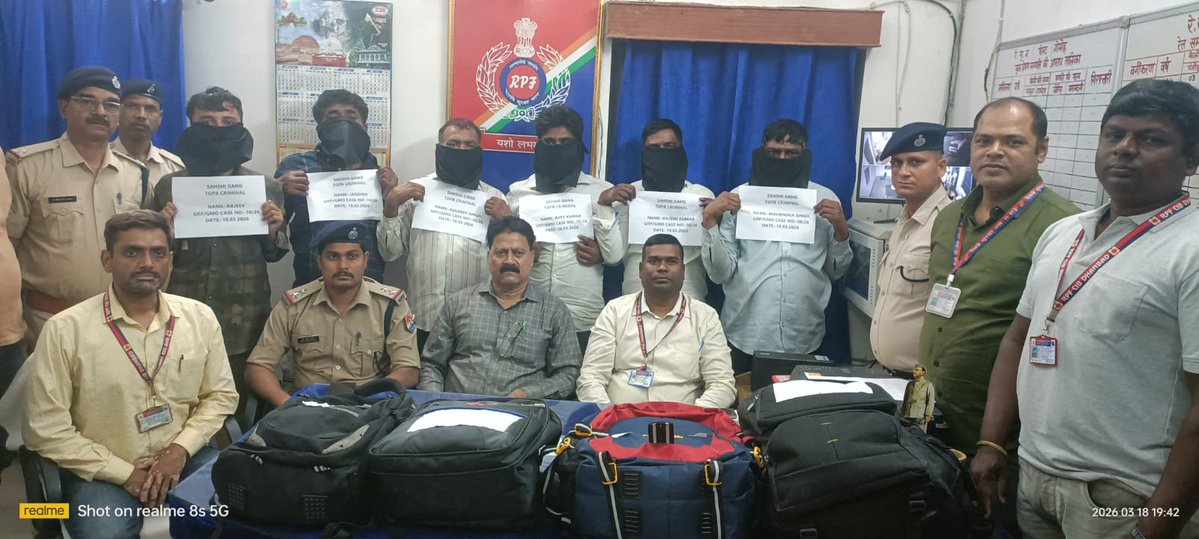 prabhatkhabar's tweet image. गोमो: अंतरराज्यीय चोर गिरोह का खुलासा, हरियाणा के 6 आरोपी गिरफ्तार. ट्रेन में चोरी करने वाला गैंग, 8 साल से कई राज्यों में सक्रिय. पुलिस ने नगद, मोबाइल व अन्य सामान बरामद किया.
#Gomo #Jharkhand #Railway #CrimeNews #JharkhandNews #PrabhatKhabar