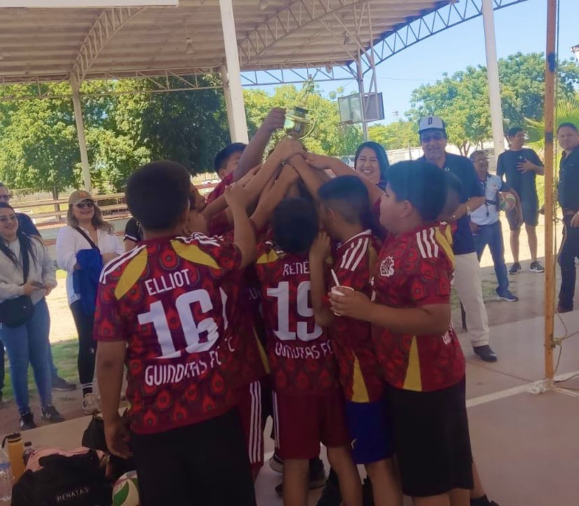 El deporte es una valiosa herramienta para la salud física y mental de los estudiantes. 💪🏻🧠

Mi reconocimiento y felicitación al equipo de voleibol de la Escuela Primaria Venustiano Carranza, de la zona 8 de San Ignacio Río Muerto por obtener su pase al evento Estatal. 👏🏼🏐