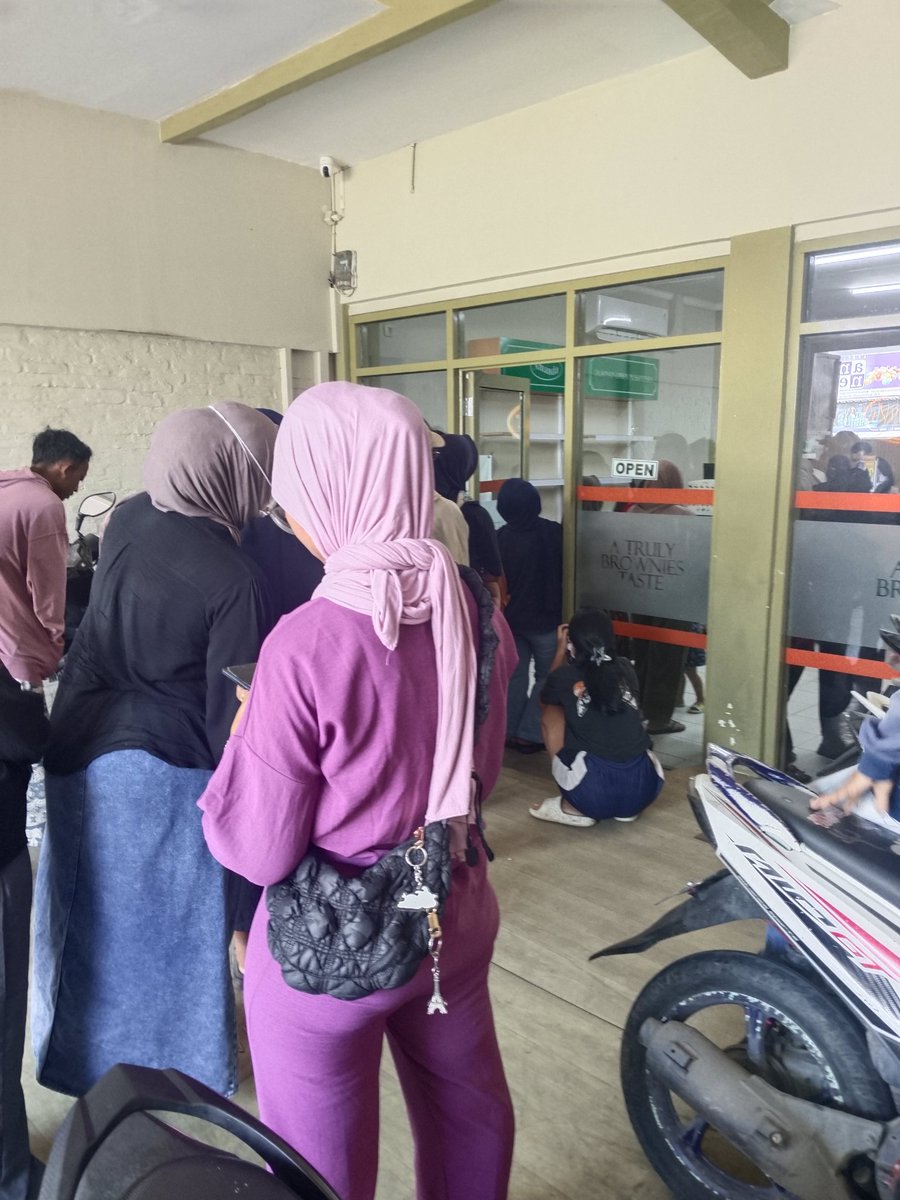 ayanis154's tweet photo. mo nyobain yang varian black crumble tp kosong, adanya uang ori semuaaaa. buat ngirim orang tua sama mertua @_AmandaBrownies https://t.co/HkmS9IAn3H