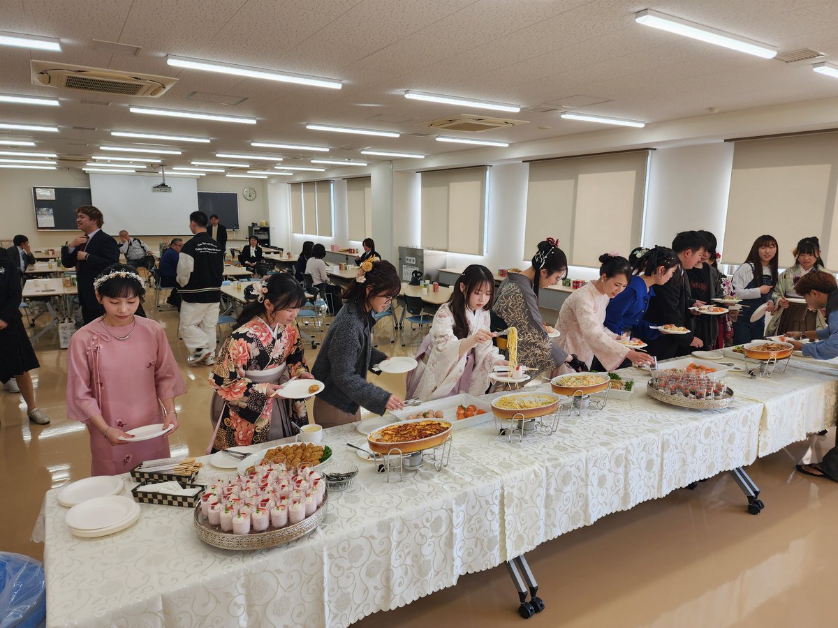 TeikyoFukushi's tweet photo. ☆卒業式☆
3月6日に卒業式が行われました✨

2年間この帝京福祉で学んだことを
活かして社会で頑張って欲しいです‼️

また、式のあとは学内で謝恩会を実施しました🍱

卒業おめでとう✨
これからの活躍を教職員一同祈っています😊 https://t.co/ZPIiZSJ51i