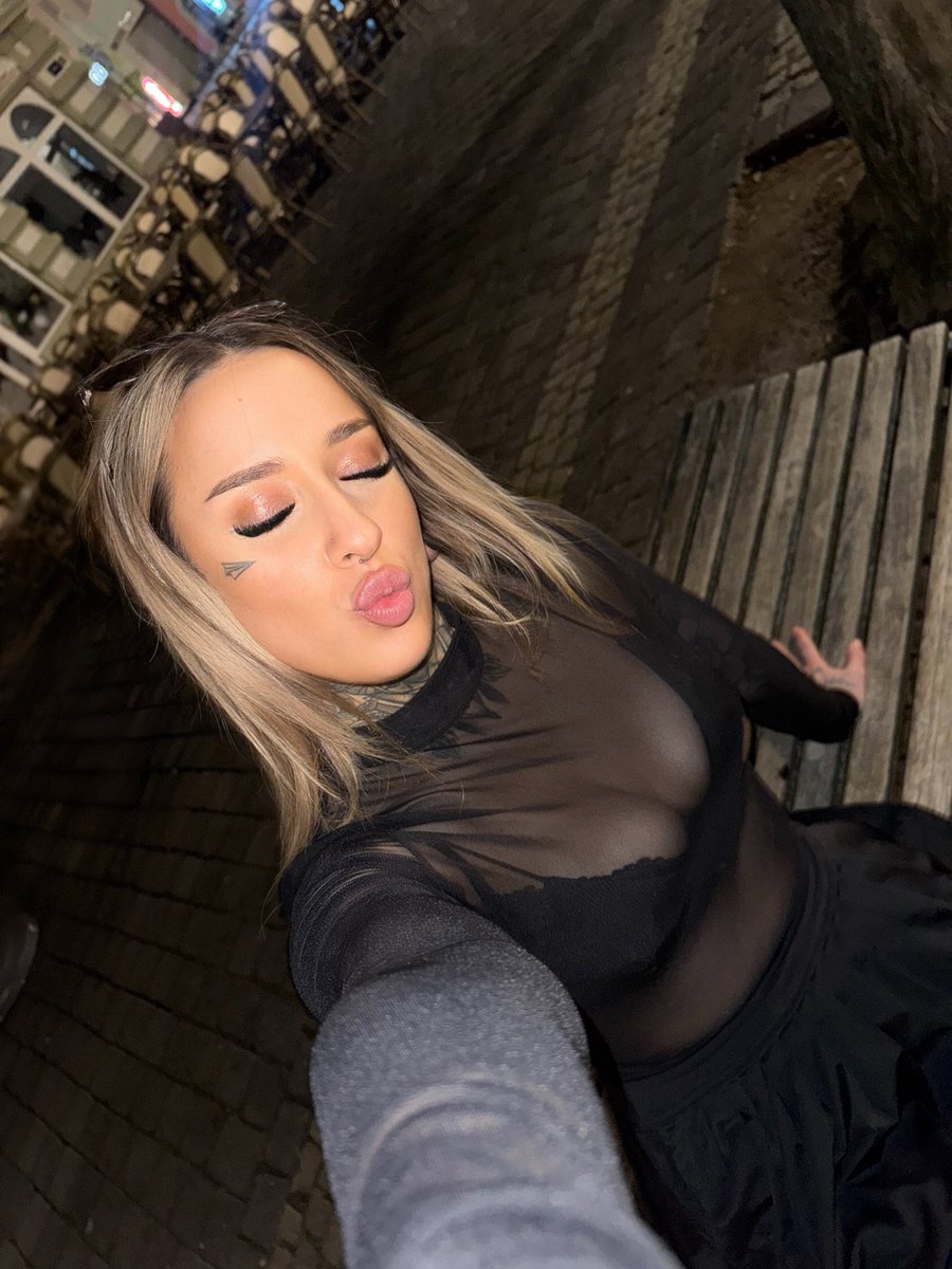 herrin_alesia's tweet photo. Schick mir deinen Code und ich nehme dich genüsslich aus 🥰 https://t.co/Ijhj0WjWkH