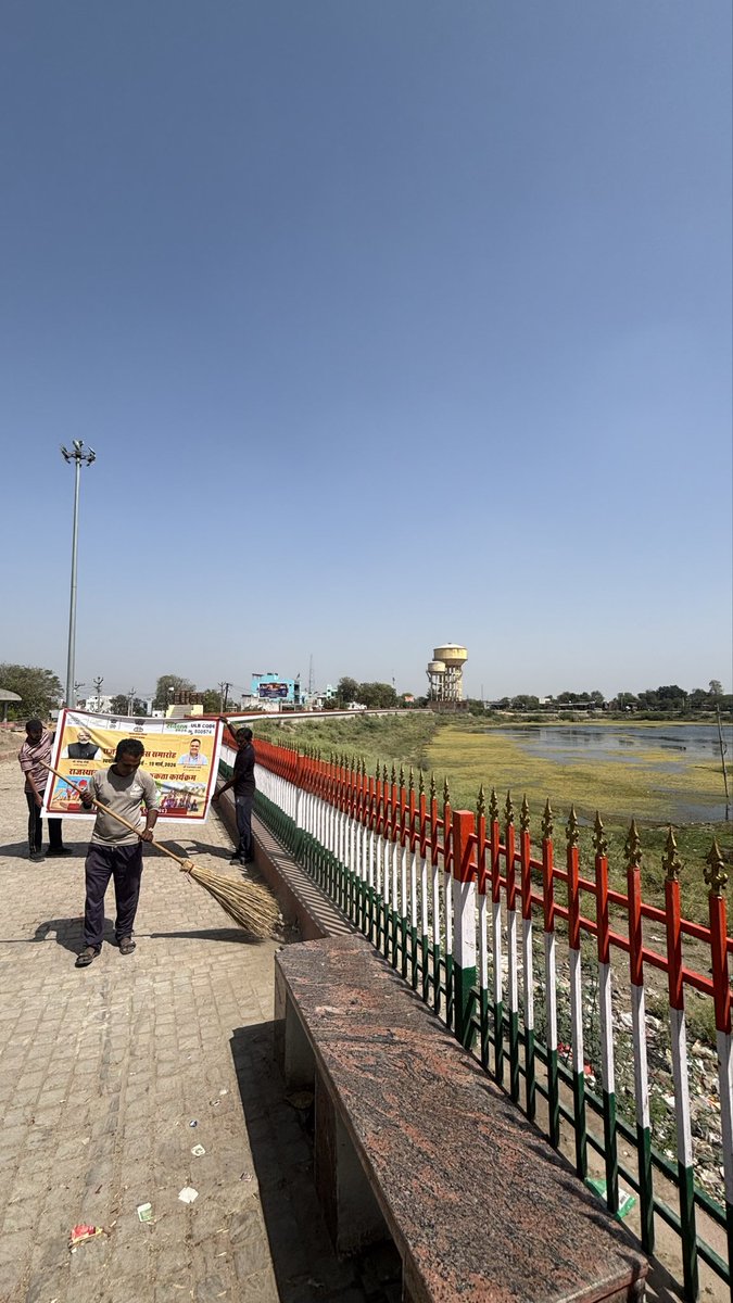 NP_Sarwar's tweet photo. On the occasion of Rajasthan Day, water bodies And public places are being cleaned by sanitation workers in Sarwar Municipality.
@SmdsbmU 
@SwachhBharatGov 
@RajCMO https://t.co/1TMAV7Cmc5