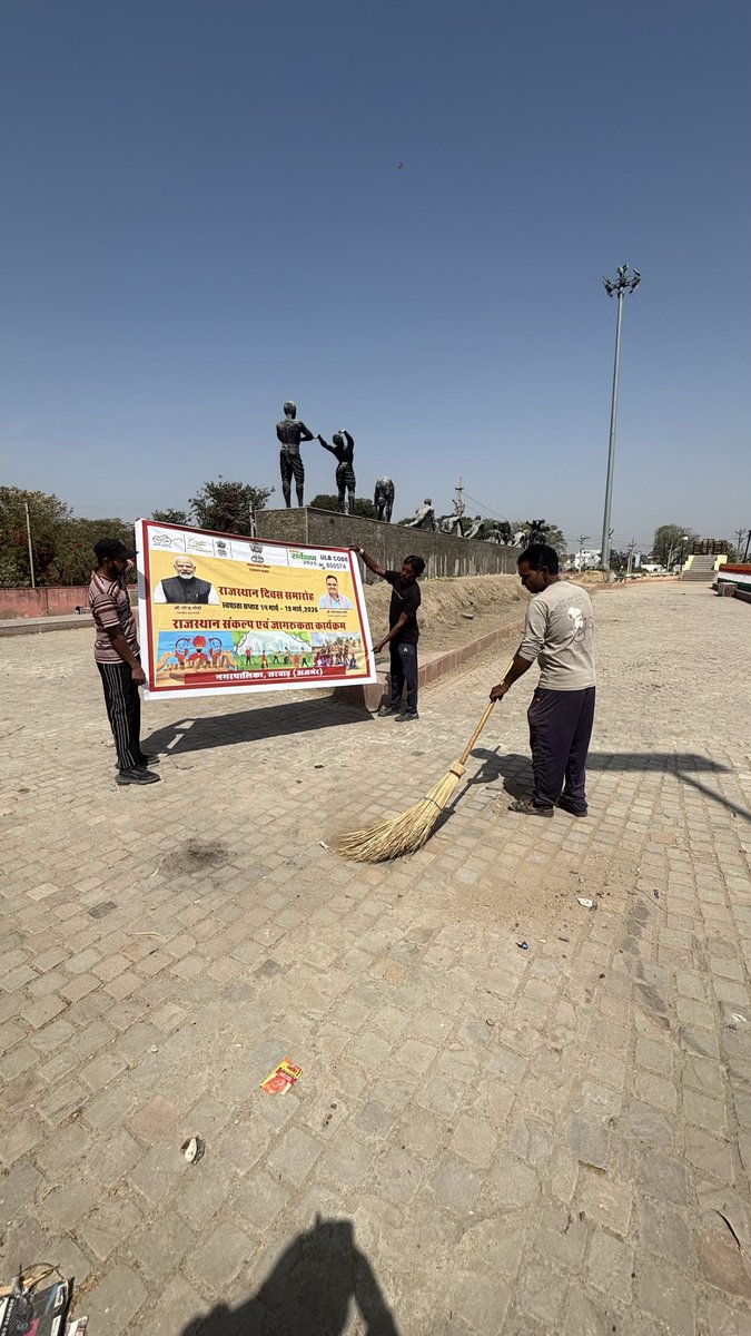 NP_Sarwar's tweet photo. On the occasion of Rajasthan Day, water bodies And public places are being cleaned by sanitation workers in Sarwar Municipality.
@SmdsbmU 
@SwachhBharatGov 
@RajCMO https://t.co/1TMAV7Cmc5