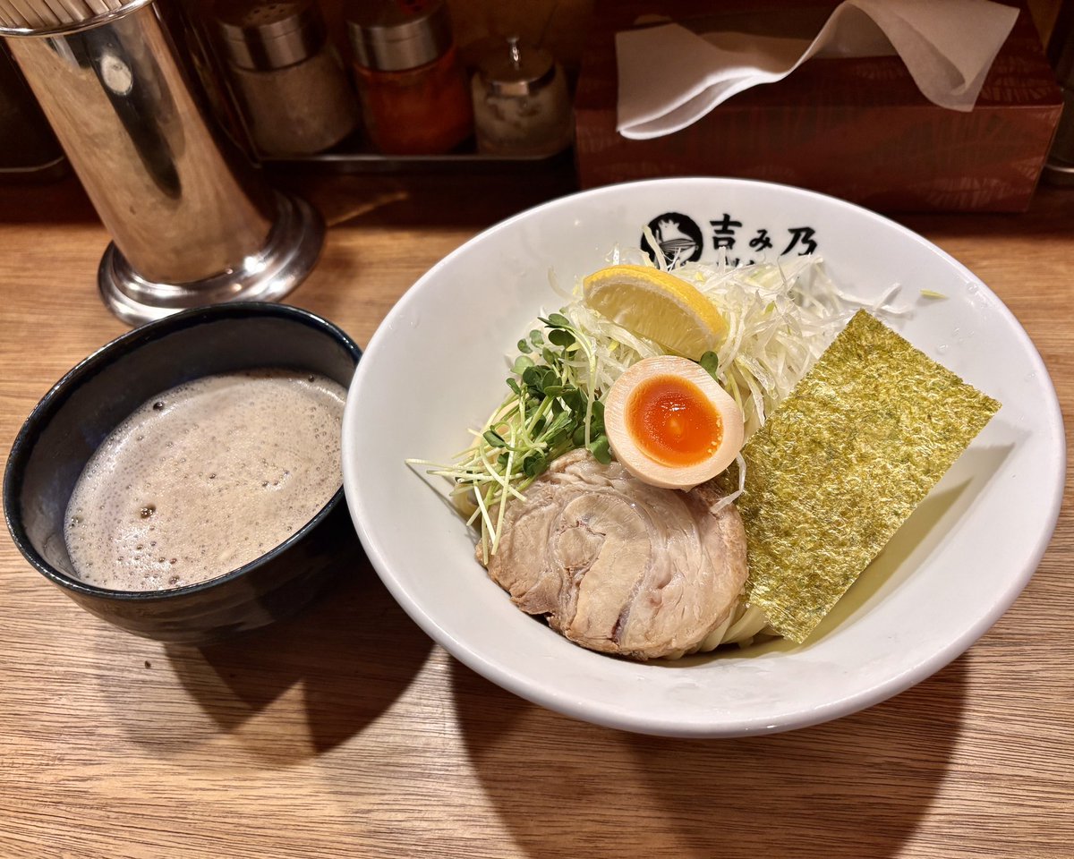 cohike_tank's tweet photo. 吉み乃製麺所/新町

濃厚魚介鶏豚骨つけ麺 麺量300g (200でも300でも同値) ¥980

Wowおいし〜い！ すべての出汁のバランスが丁度良い加減 このコク深く強めのスープにはこの弾力あるもちもち太麺でしょ 😋 https://t.co/PKRsh04YLi