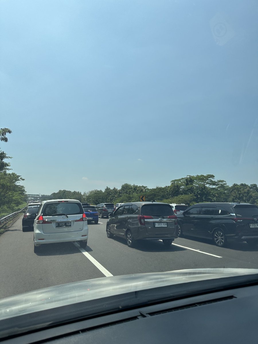 wetewilly's tweet photo. Kemacetan sangat panjang terjadi di KM 108 ruas Tol Cikopo–Palimanan. Perjalanan dari MBZ hingga titik ini sudah memakan waktu hampir 4 jam. Terpantau lajur kanan diberlakukan contraflow, namun kendaraan di lajur kiri tidak dapat berpindah ke kanan. @NTMCLantasPolri https://t.co/tN1OEtmnVl