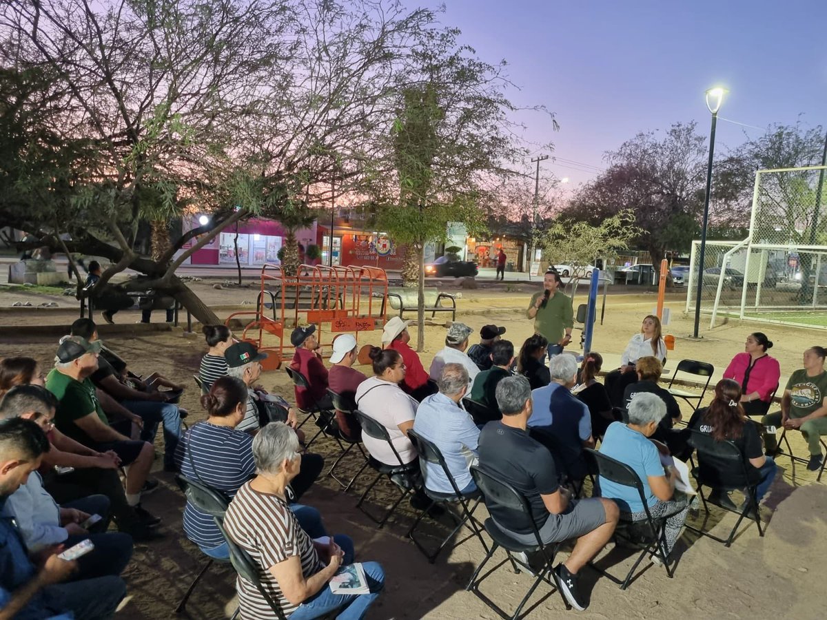 DavidFigueroaO's tweet photo. Así vivimos la jornada #42 de #DiputadoEnTuColonia en la Colonia Sahuaro: escuchando, resolviendo y estando donde se toman las decisiones importantes, en la calle con la gente. Gracias por la confianza. #ElCorazónDeHermosillo https://t.co/uXnEdaxIH3