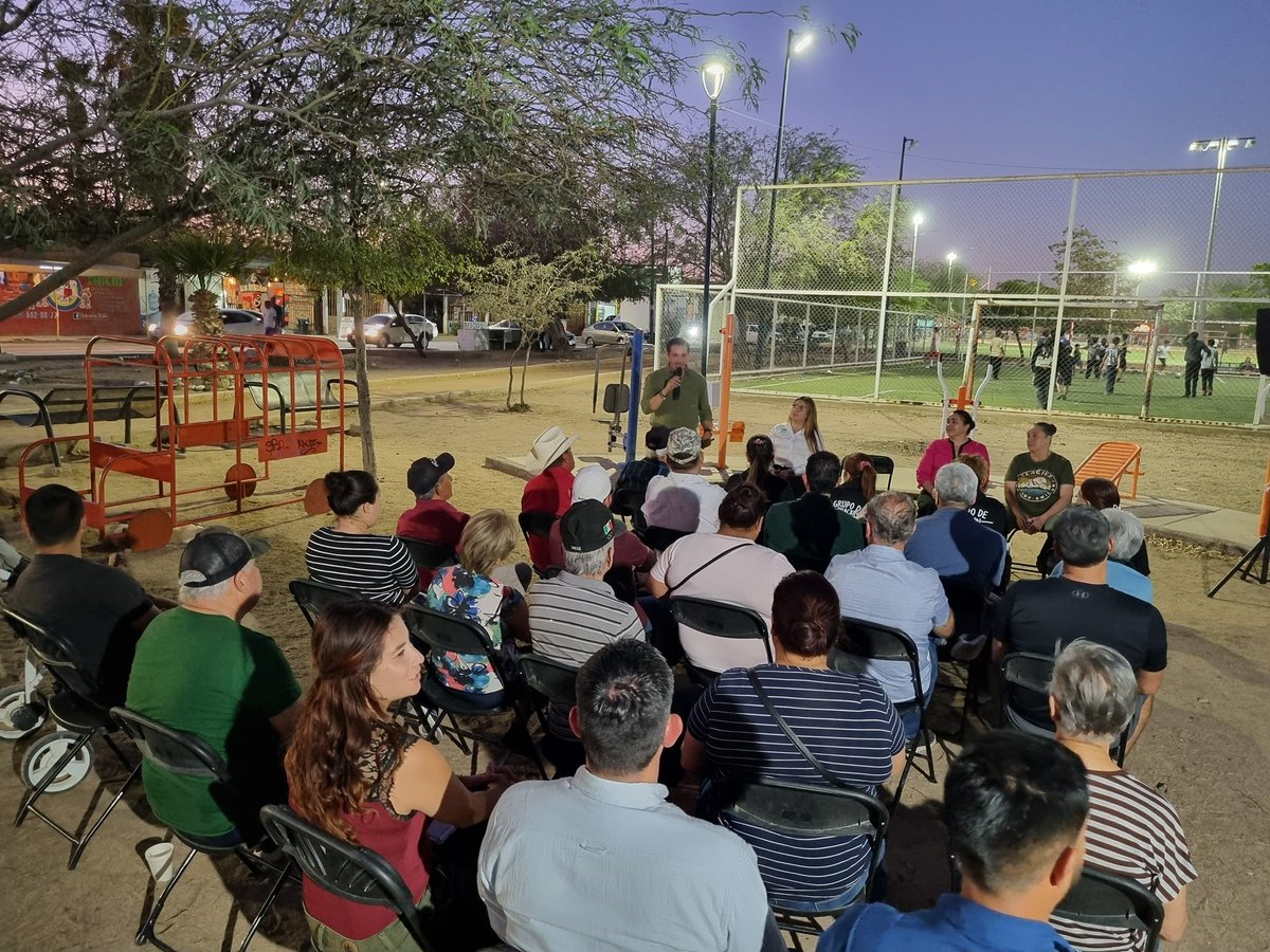 DavidFigueroaO's tweet photo. Así vivimos la jornada #42 de #DiputadoEnTuColonia en la Colonia Sahuaro: escuchando, resolviendo y estando donde se toman las decisiones importantes, en la calle con la gente. Gracias por la confianza. #ElCorazónDeHermosillo https://t.co/uXnEdaxIH3