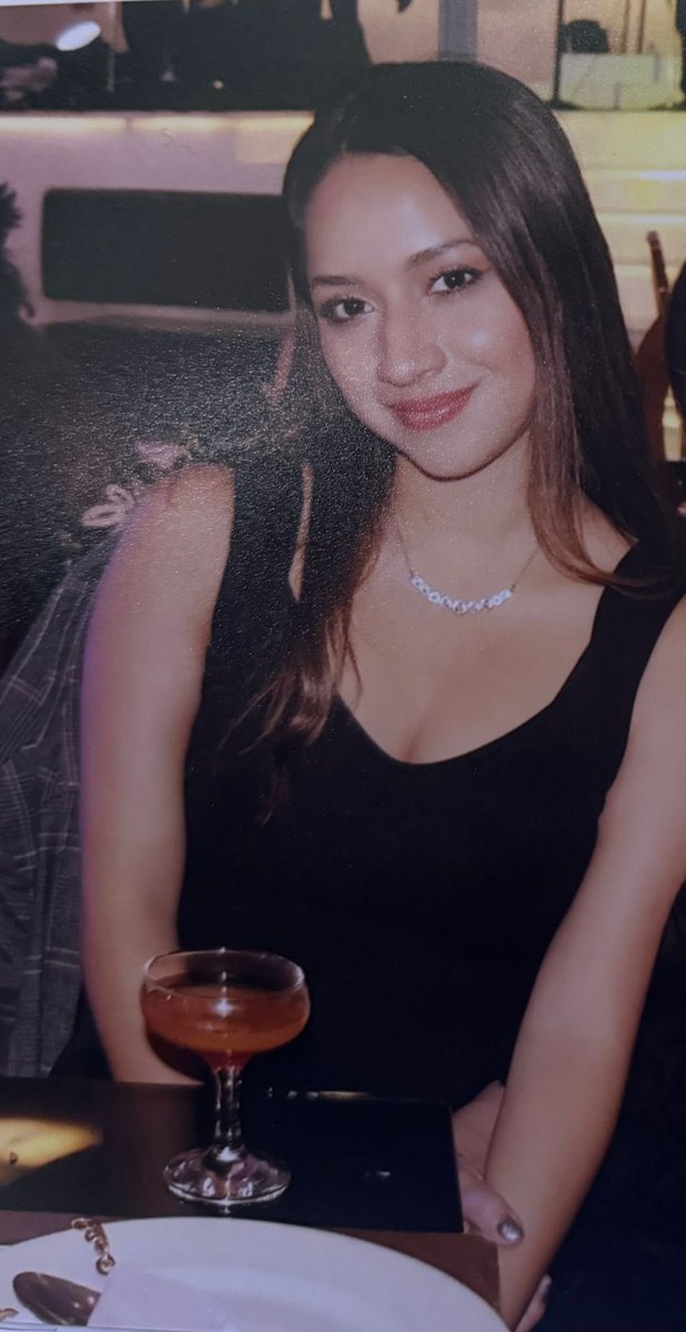 Ptm qué mujerón es <a href="/OjedaRubyy/">Bee🐝</a>. Esta foto me da vibes de esas vintage que le enseñas a tus hijos y dices “mira, es tu mamá de joven” te amooo fooook 😮‍💨💘