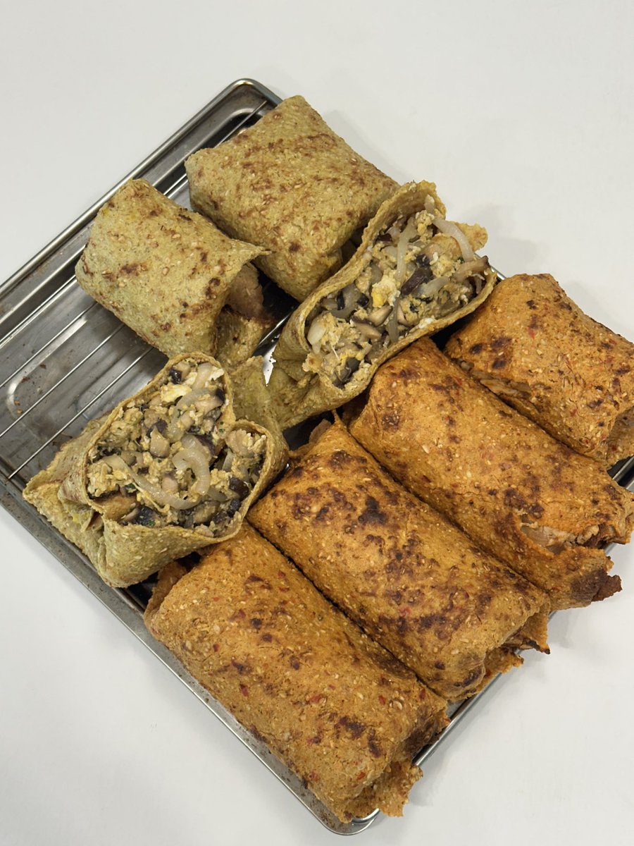 beckyiscooking's tweet photo. 부리토 만들었습니다👩‍🍳

파프리카, 오트밀 등으로 또띠아 만들었어요(밀가루 X)
🟡 표고버섯, 양파, 계란, 버터, 발사믹
🟠 닭가슴살, 두부, 양파, 스리라차, 케첩, 꿀
이렇게 속 만들어 채웠습니다 https://t.co/rCLa2ZP5Ej