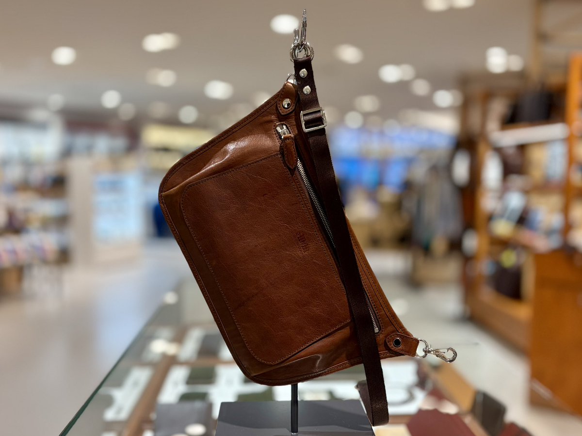 クロスボディバッグ"eton"が入荷しました！
メインポケットの開口部が広くなり、荷物の出し入れがよりスムーズになりました。また、前面には新たにフラットポケットが配置され、スマホなどすぐに取り出したい物の収納場所として活用していただけます。

AB08373 br ¥49,500-（税込）

#阪急うめだ本店