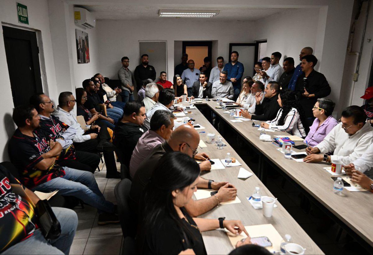 PaulinaOcanaE's tweet photo. Un gusto acompañar a mis amigos @ramon_flores_, @FroylanGamezG y al equipo del @PTSonora1. 🤝

Seguimos fortaleciendo la unidad con trabajo, diálogo y organización, porque la transformación no es discurso: se construye todos los días, juntas y juntos, del lado del pueblo. https://t.co/rsYpsIxdIw