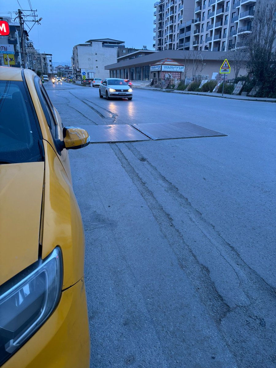 mertkanbir's tweet photo. @izmirhim buca’da gazeteci yazar ismail sivri bulvarı üzerinde 278/2 sokağın çıkışında ana yol üzerinde bir çalışma yapıldı ve yol üzeri görselde göründüğü gibi kaldı. Hem arabaların geçisinde bu yol yavaşlamalarına hem de trafiğe sebep oluyor. Az ileride de bir demir levha var. https://t.co/KOvy33sfnq