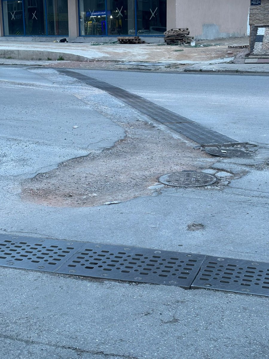 mertkanbir's tweet photo. @izmirhim buca’da gazeteci yazar ismail sivri bulvarı üzerinde 278/2 sokağın çıkışında ana yol üzerinde bir çalışma yapıldı ve yol üzeri görselde göründüğü gibi kaldı. Hem arabaların geçisinde bu yol yavaşlamalarına hem de trafiğe sebep oluyor. Az ileride de bir demir levha var. https://t.co/KOvy33sfnq