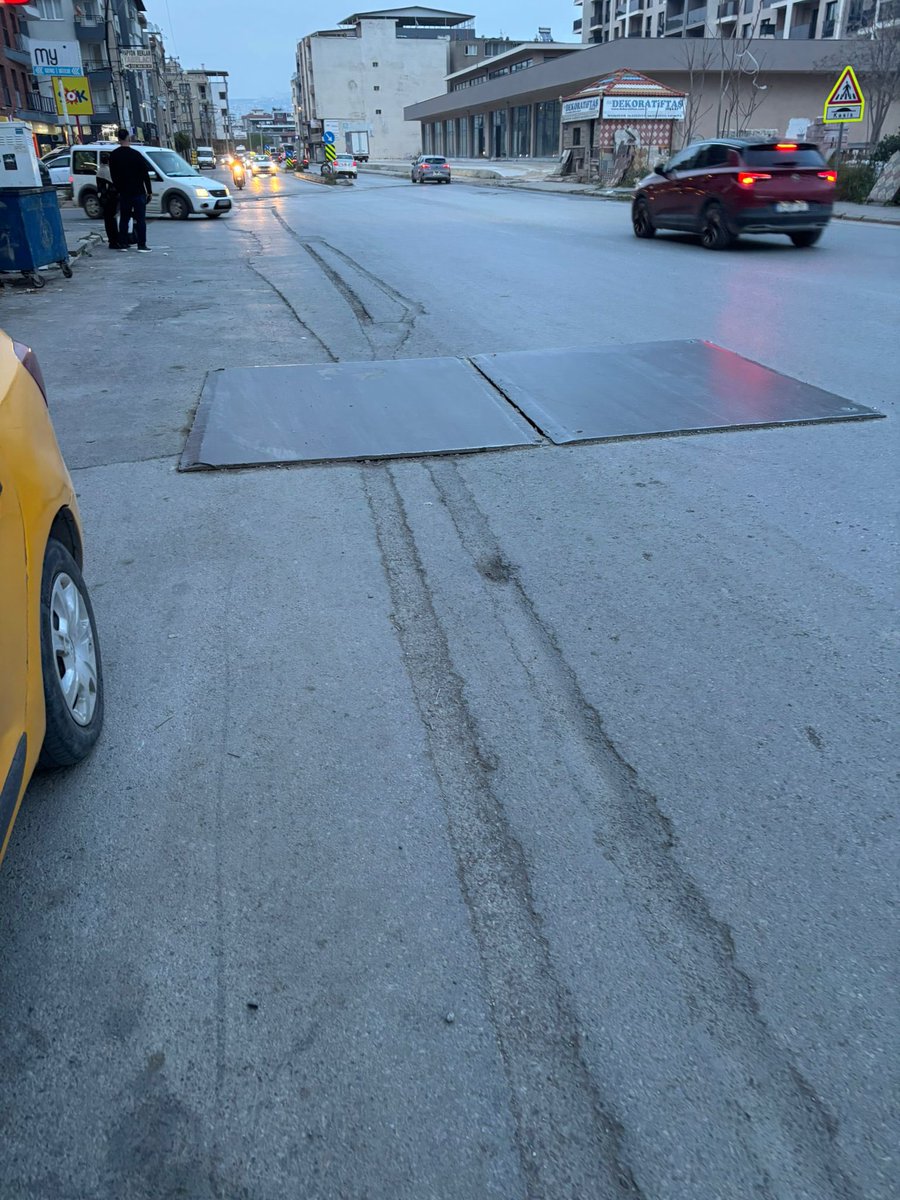 mertkanbir's tweet photo. @izmirhim buca’da gazeteci yazar ismail sivri bulvarı üzerinde 278/2 sokağın çıkışında ana yol üzerinde bir çalışma yapıldı ve yol üzeri görselde göründüğü gibi kaldı. Hem arabaların geçisinde bu yol yavaşlamalarına hem de trafiğe sebep oluyor. Az ileride de bir demir levha var. https://t.co/KOvy33sfnq