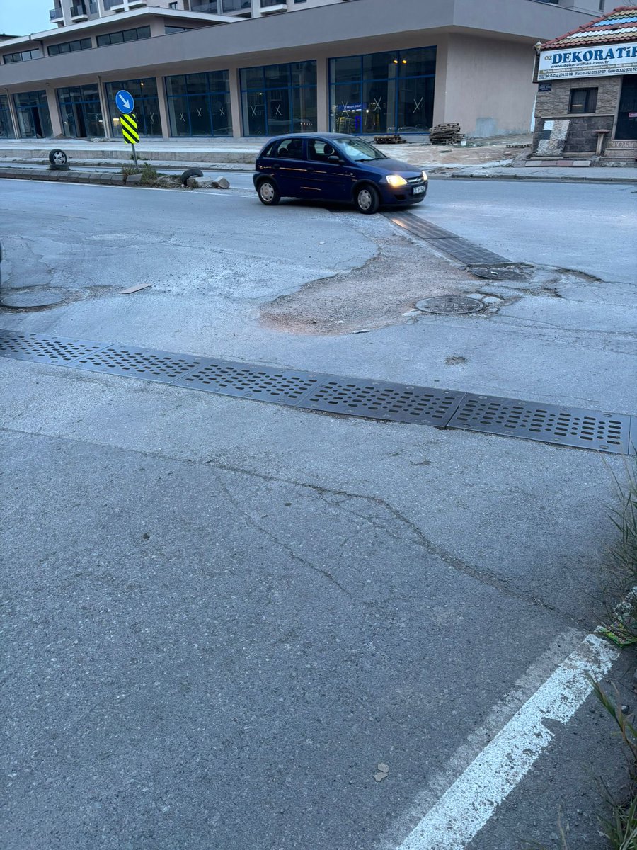 mertkanbir's tweet photo. @izmirhim buca’da gazeteci yazar ismail sivri bulvarı üzerinde 278/2 sokağın çıkışında ana yol üzerinde bir çalışma yapıldı ve yol üzeri görselde göründüğü gibi kaldı. Hem arabaların geçisinde bu yol yavaşlamalarına hem de trafiğe sebep oluyor. Az ileride de bir demir levha var. https://t.co/KOvy33sfnq