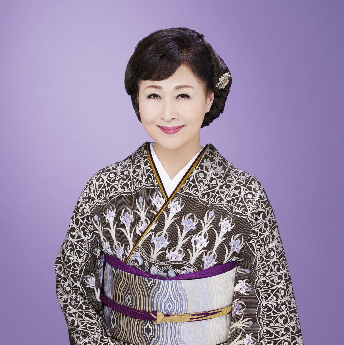 king_enka's tweet photo. 【#島津悦子】
4/22(水)「消さないで」発売決定✨

約2年3ヶ月ぶりの新曲は
初のバラードソング！
温かくも、切なく儚い、愛の物語...お楽しみに😌

【収録曲】
#消さないで
作詩・作曲・編曲 #阿部靖広 
#諦め酒
作詩・作曲 #四元健一
編曲 #井上一平 

https://t.co/2oNMpZwfZq

#演歌 #歌謡曲 #新曲 https://t.co/QXjYgwal4t