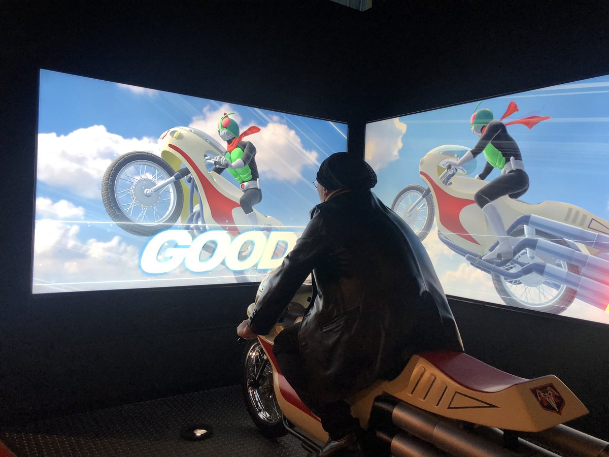 石ノ森萬画館のリニューアルで新たに作られた「サイクロン号に乗ろう」試乗中！仮面ライダーの声は稲田徹さん、コウモリ男の声は関智一さん！！リニューアルオープンは明日20日朝9時からです。宜しくお願いします！！
