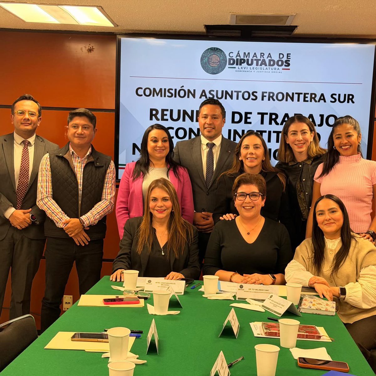 PeriodisRevista's tweet image. Rosy Urbina Impulsa #AgendaHumanista para #Transformar la Movilidad en la #Frontera_Sur

Tapachula, Chiapas.– La diputada federal Rosy Urbina Castañeda consolidó su papel como una de las voces activas en la atención del fenómeno migratorio, al participar en una reunión de trabajo