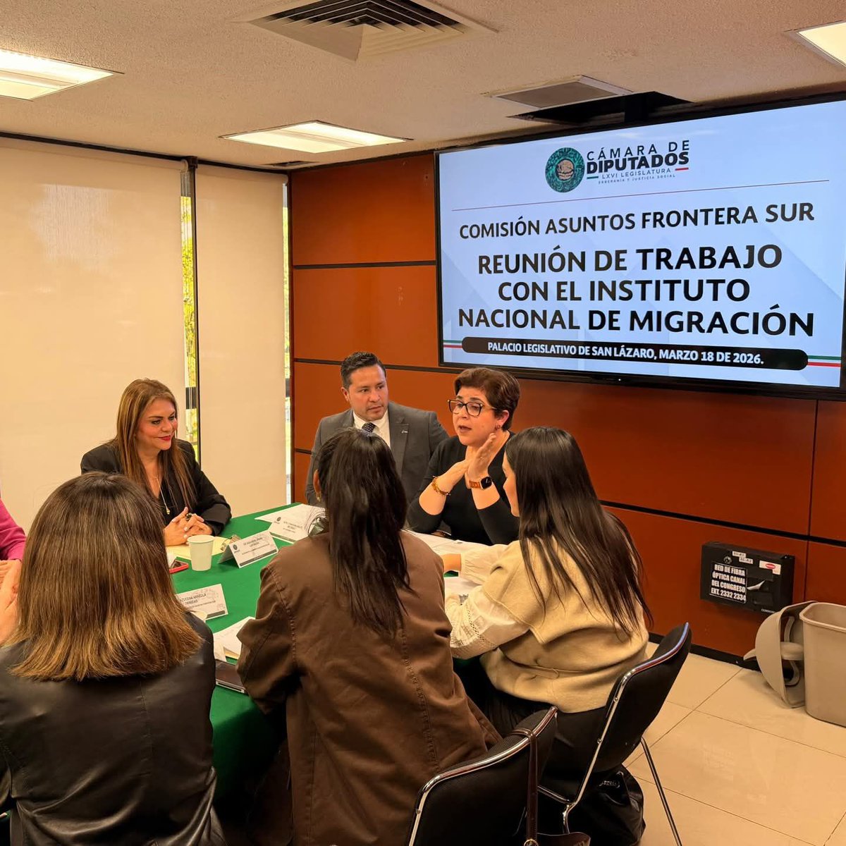 PeriodisRevista's tweet image. Rosy Urbina Impulsa #AgendaHumanista para #Transformar la Movilidad en la #Frontera_Sur

Tapachula, Chiapas.– La diputada federal Rosy Urbina Castañeda consolidó su papel como una de las voces activas en la atención del fenómeno migratorio, al participar en una reunión de trabajo