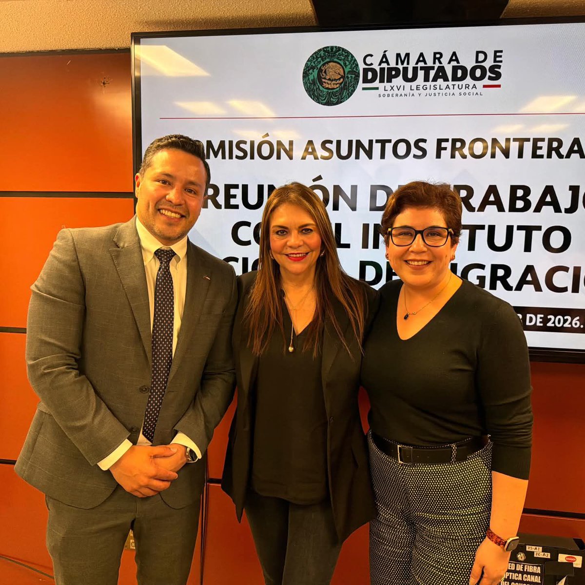 PeriodisRevista's tweet image. Rosy Urbina Impulsa #AgendaHumanista para #Transformar la Movilidad en la #Frontera_Sur

Tapachula, Chiapas.– La diputada federal Rosy Urbina Castañeda consolidó su papel como una de las voces activas en la atención del fenómeno migratorio, al participar en una reunión de trabajo