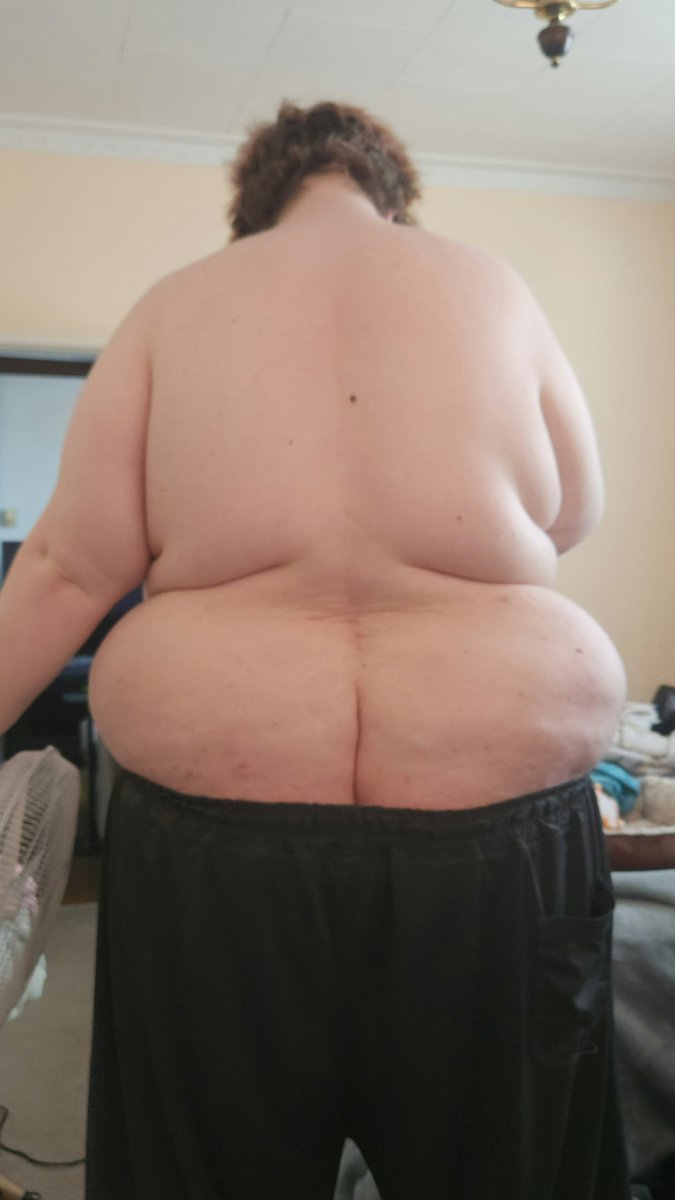 LeoTheLeopardNZ's tweet photo. Being obese is fun and hot, you should make me even more obese so I can be more hot https://t.co/T789g2w9V9