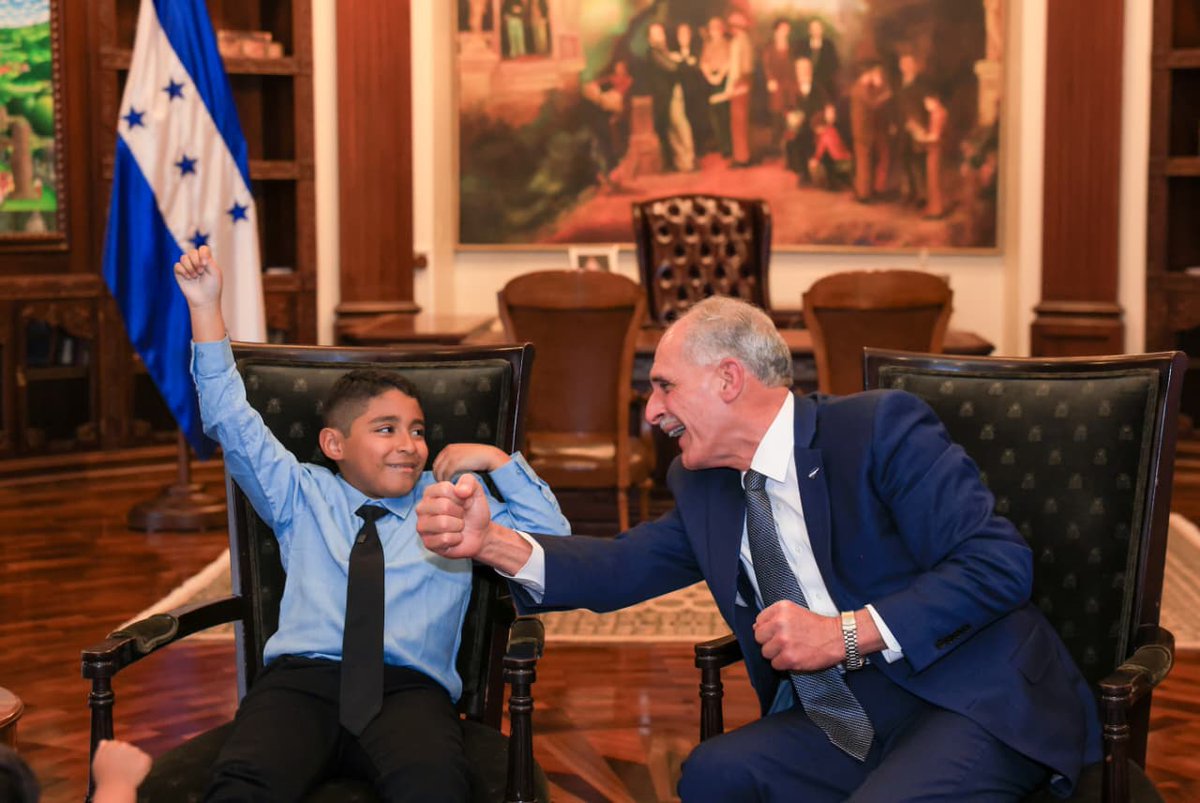 🇭🇳🚀 👏 El presidente Nasry Asfura recibió al joven hondureño André Mejía, de 10 años, quien ha destacado por su talento en la ciencia y su gran sueño de convertirse en astronauta.

El menor ha brillado en el NASA Space Apps Challenge, donde ganó el People’s Choice Award en 2023