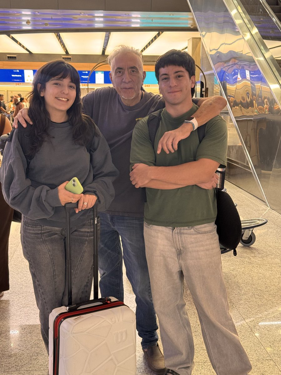 Matiggadea's tweet photo. Me voy. Me cansé de que no alcance, de que todos los días sea más difícil. La única salida está en Ezeiza. Los invito a hacer lo mismo, emigren sin miedo, hay una vida mejor afuera. Les dejo mi últimas fotos en este país. https://t.co/pg6FQmRv3K