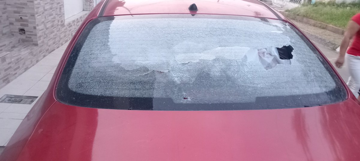 manurodasp's tweet photo. ¡Señores @alcaldiagye estoy indignado!  personal de #AreasVerdes al cortar maleza en Orquídeas mz 68 hoy 18 de marzo, de 3 a 5 rompieron mi parabrisas, escuché un estruendo, ví como personal de área verdes miraba con asombro mi carro sin imaginar esto ¿Quien 3;aga e daño? https://t.co/FEL2e0wn33