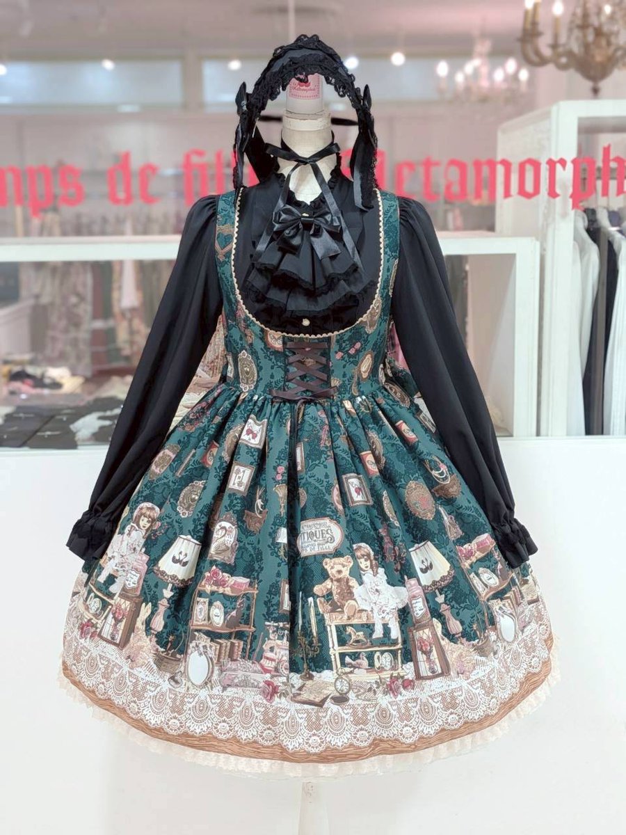 metamornagoya's tweet photo. 🌈着用画像🌈

＼✨3/21(土)ご予約開始✨／

🌹Antique Collection シリーズ🌹　

◆フロントあきJSK

color：グリーン系

【展示期間】
3/23(月)13:00頃まで

《コーディネートアイテム》

・Dressyジャボ付スタンドカラー
・Dressyレースヘッドドレス

color：黒

名古屋☎052-251-1332 https://t.co/CmogatnEGZ