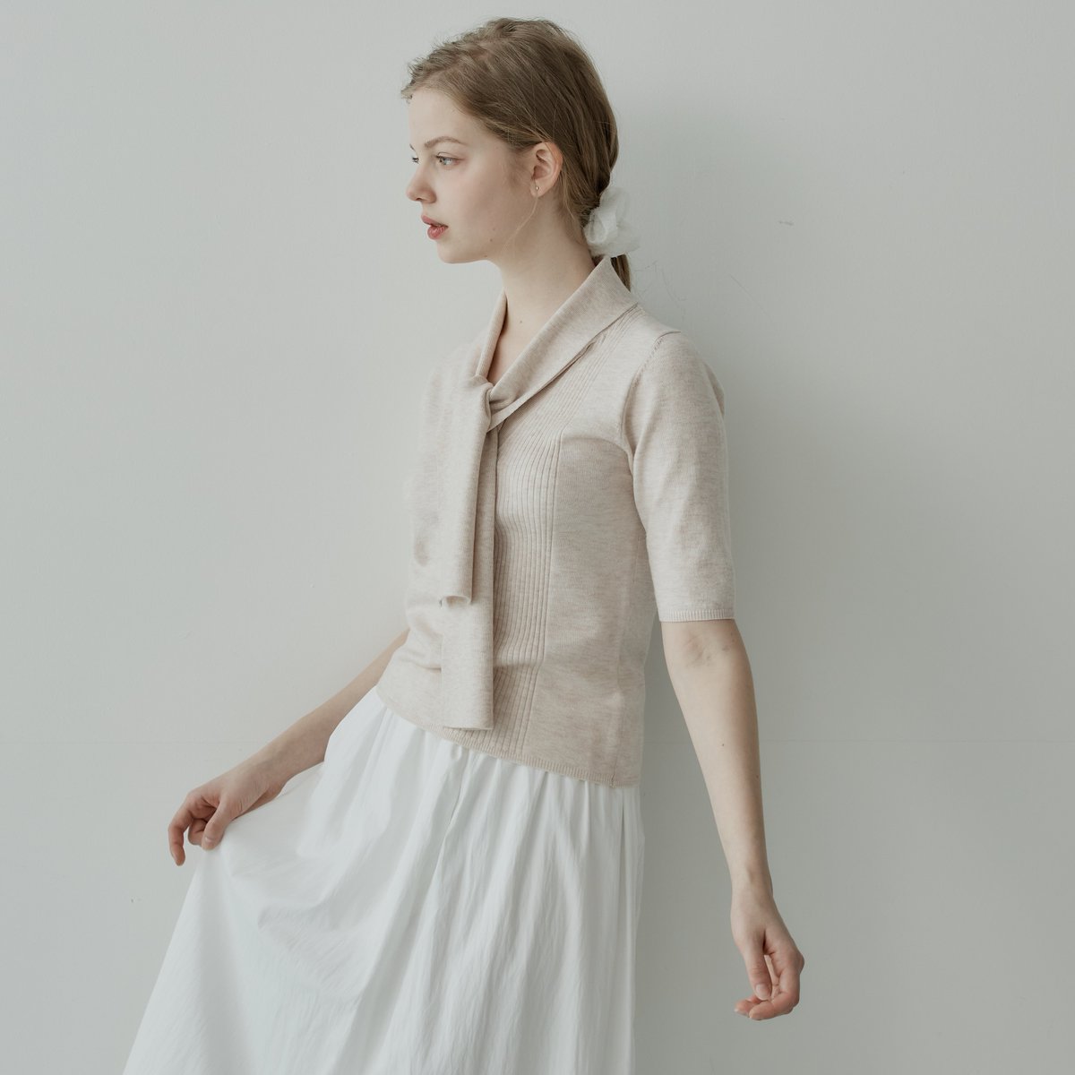 HYBERNAT_'s tweet image. 메리노 울 니트 탑 - 핑크베이지

부드러운 촉감이 매력적인 반팔 니트입니다
넥라인에는 스카프를 두른 듯한 타이 디테일이 더해져 별도의 스타일링 없이도 완성도 높은 룩을 연출할 수 있습니다

#hybernat #하이버넷 #더블유컨셉 #네이버 
더보이즈 에스파 윈터 데뷔 이벤트 스파이더맨 숙소 보증금