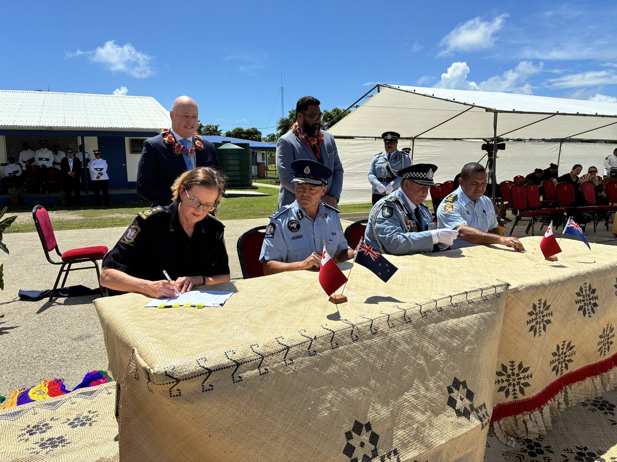 New Zealand Customs Service tweet media