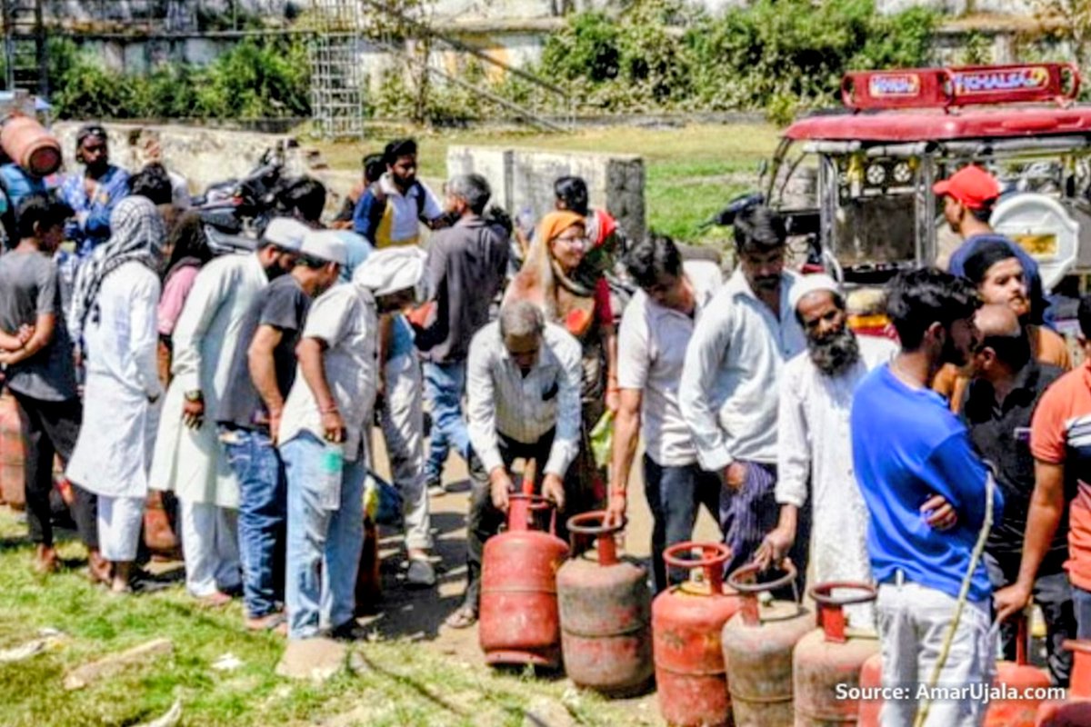 जब सरहद की आग रसोई के चूल्हे तक पहुँच जाए, तो समझ लीजिए कि संकट की आहट बड़ी है! 🚨

दुनिया भर में चल रहे युद्धों ने LPG की सप्लाई चेन को प्रभावित किया है। कई जगहों पर लोग सिलेंडर के लिए कतारों में खड़े हैं और समय पर सिलेंडर मिलना भी अब आसान नहीं रहा।।

अक्षय कुमार कह रहे हैं