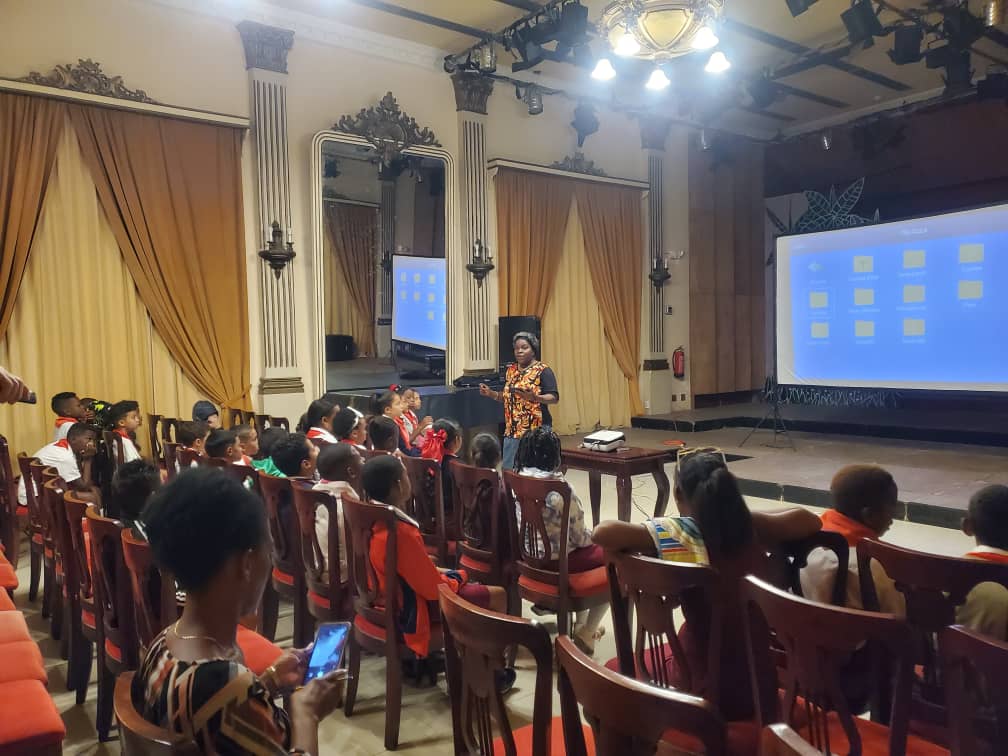 Cómo parte de nuestro apoyo a la enseñanza hoy proyectamos la película "Baraguá" a alumnos de 5to grado de las escuelas República de Costa Rica y José Martí.  
#MatancerosEnVictoria 
#CubaSoberana
#SalaJoseWhite