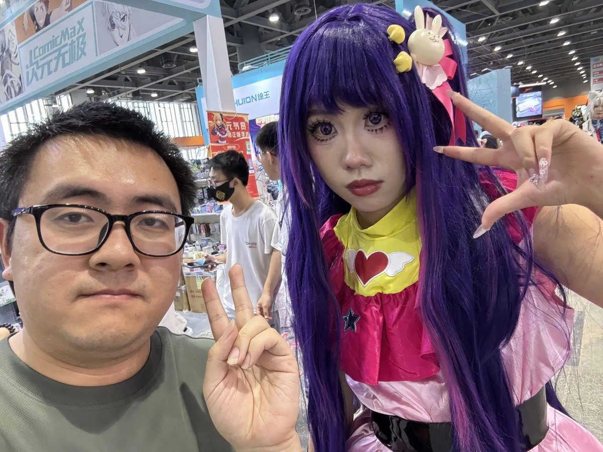 MikeMiguel1961's tweet photo. Day1 at Comic Con! Grabbed exclusive merch, met my favorite cosplayers, and screamed over panel reveals. Who else is here #ComicCon #Cosplay #NerdJoy https://t.co/FQMhVnQt7f