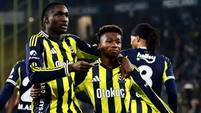 fenerposta's tweet photo. Samandıra'da ilan edilen olağanüstü hal, 4-1'lik Gaziantep galibiyetiyle yerini morale bıraktı. Maç fazlasıyla farkı 4'e indiren Fenerbahçe'de Sadettin Saran ve teknik ekip pes etmeme kararı aldı. Hedef: Galatasaray hata yapana kadar kayıpsız ilerlemek. #FB #Fenerbahce https://t.co/2CEawdghLi
