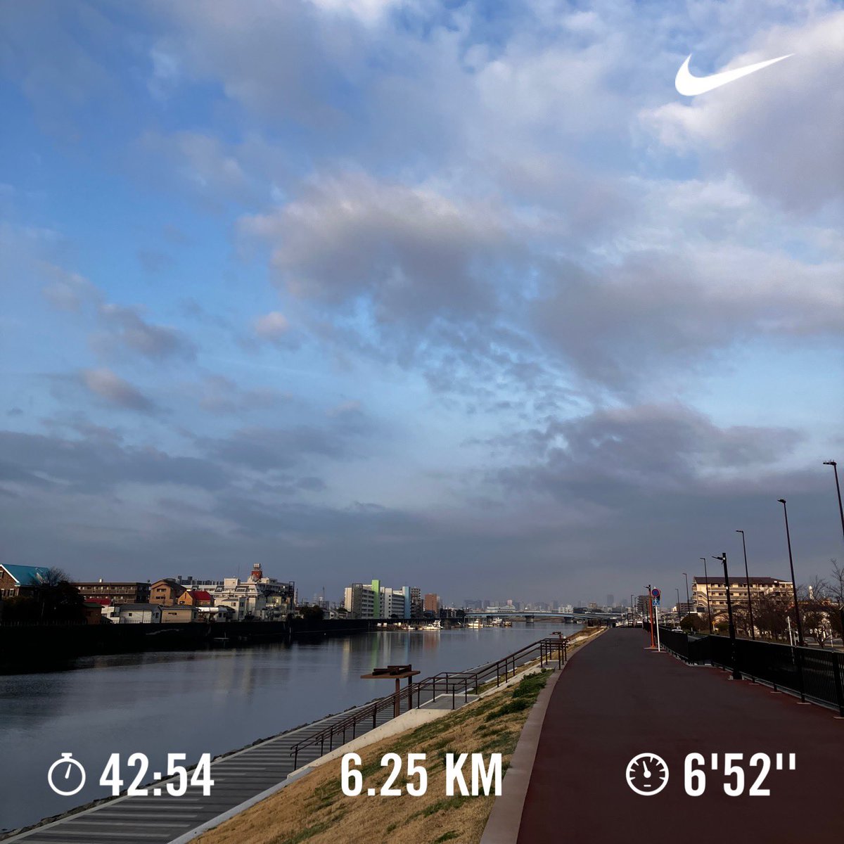 n363363's tweet photo. 昨日の平日 #朝ラン 、日曜日の峠走のダメージがまだまだ残り、川沿い南エリア往復6kmをゆるっと。🏃♀️
先週土曜日に購入した、#NewBlance Fuel Cell Super Comp Trainer3の新色、早速履き慣らしで使用。👟
#ランニング #ランニング女子
#マラソン女子
#nikeplus 記録は #strava https://t.co/GxF357V7bI