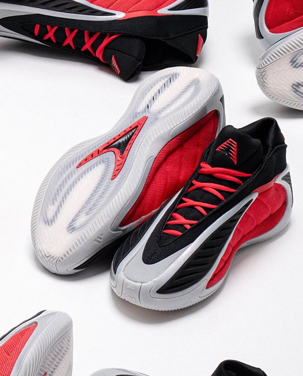 SNKR_TWITR tweet media