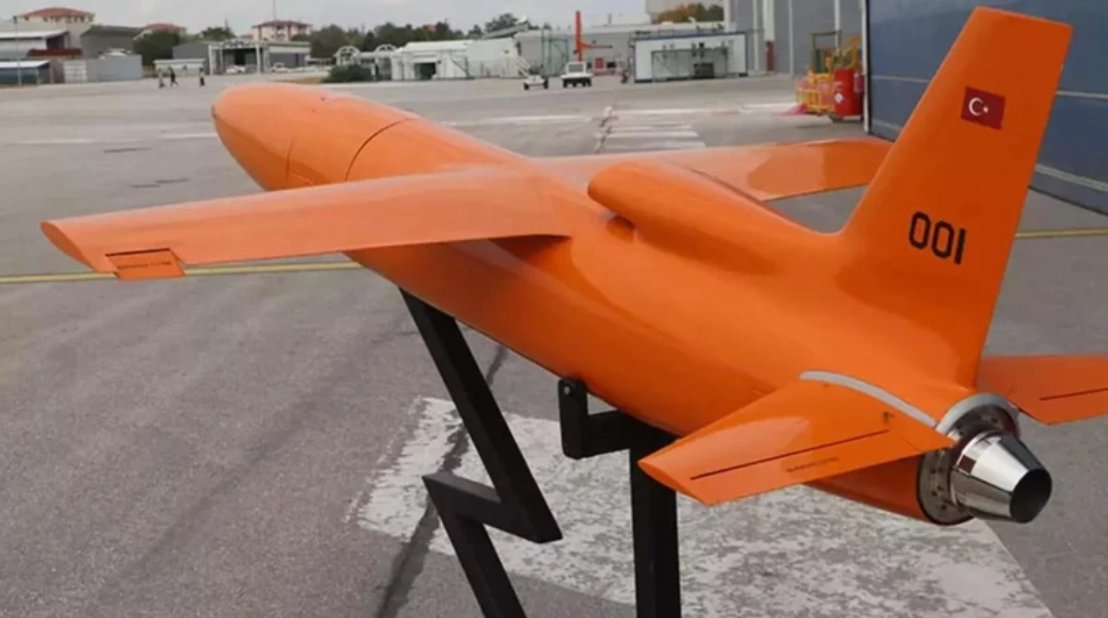TUSAŞ'ın ürettiği ve TSK envanterine giren YERLİ Taktik Kamikaze İHA ''SÜPER ŞİMŞEK''!
(Abd savaş gemilerine ilaç gibi gelir)
900 kilometre menzil, 0.85 Mach hız ve 35 bin feet irtifa kabiliyetinde+35Kg Harp Başlığı taşıyabiliyor👍