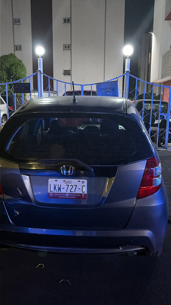 laurito_rn's tweet photo. @OVIALCDMX ayudeneme a mandar una patrulla de tránsito a América 126, dos coches tapando entrada de coches y uno de plano sobre la banqueta. Se pidió auxilio al 911 pero no puedo entrar a mi casa!!! https://t.co/Lma3jF5N3N