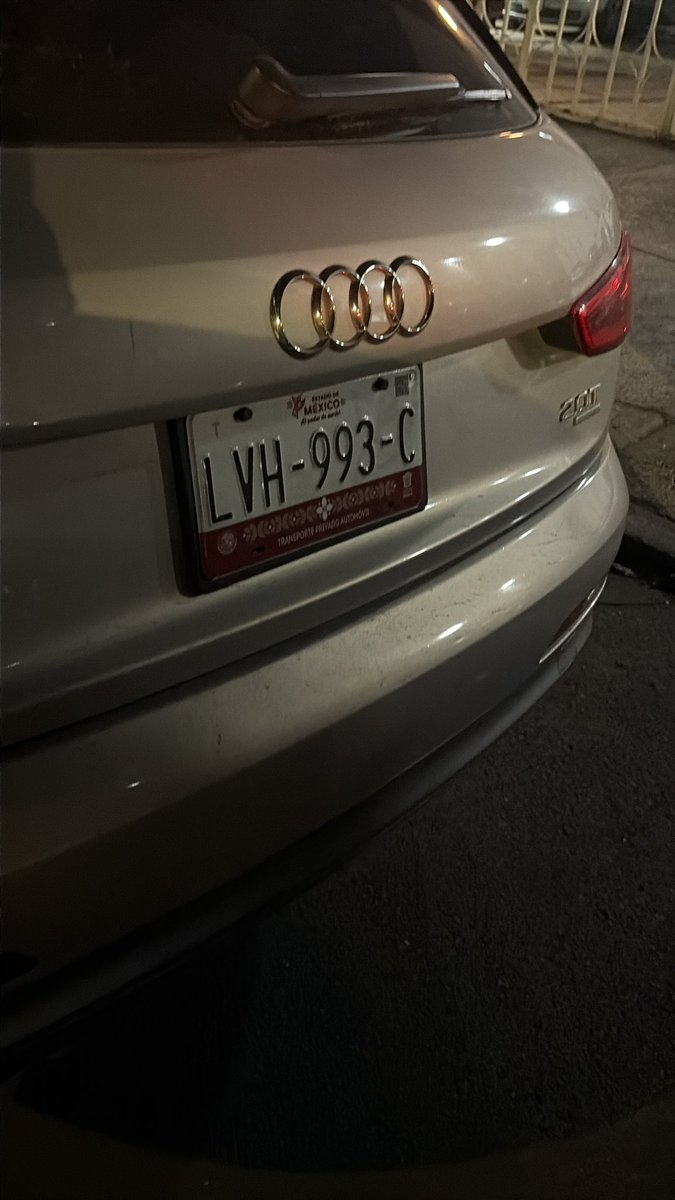 laurito_rn's tweet photo. @OVIALCDMX ayudeneme a mandar una patrulla de tránsito a América 126, dos coches tapando entrada de coches y uno de plano sobre la banqueta. Se pidió auxilio al 911 pero no puedo entrar a mi casa!!! https://t.co/Lma3jF5N3N
