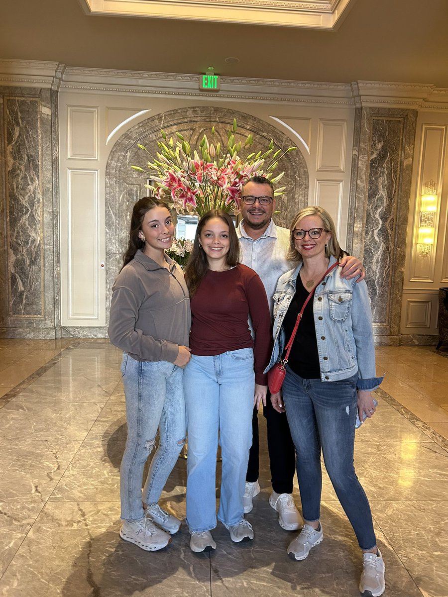SadieZipser18's tweet photo. Spring break in Cali!! So much fun @zipser_m @szip1111 🤗❣️☀️ https://t.co/RdQRls7oGb