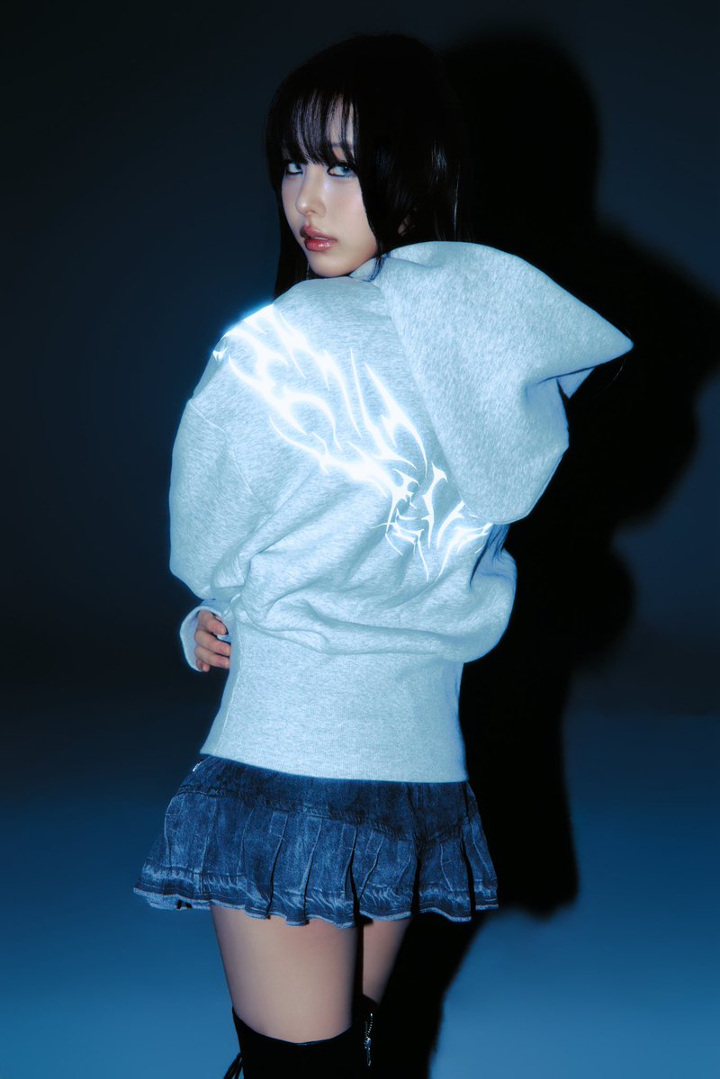 ohtnyc's tweet image. OHT × HOUND

Grey &amp;amp; Black hoodie.
Elongated waist, 3M reflective HOUND heart wings.

Worn by Seonyou.

Exclusive at ComplexCon Hong Kong.

[#CLASSy #클라씨 #SEONYOU #선유 
@CLASSy_twt_ #OHTNYC]