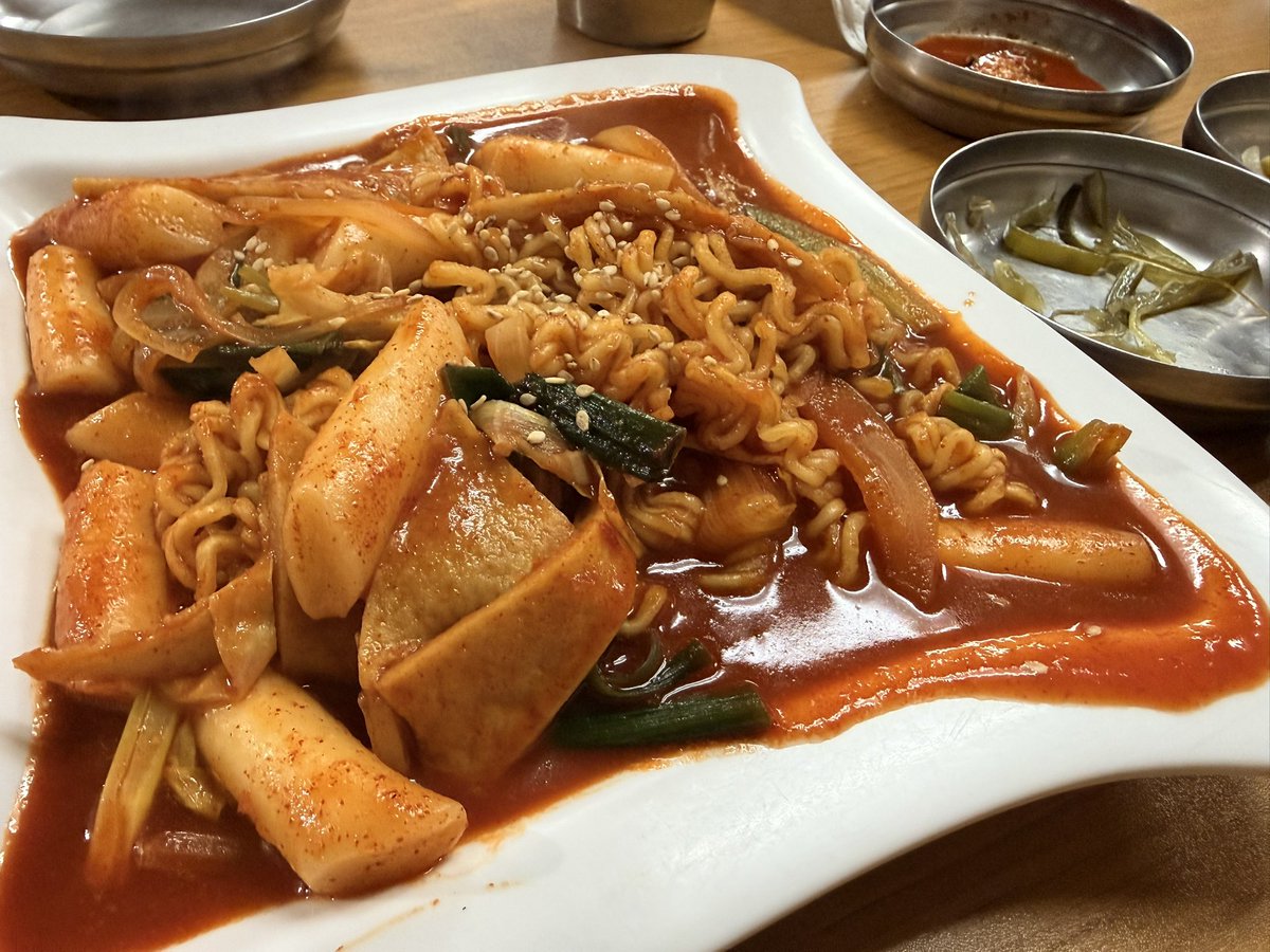 あんまりにも暑かったので冷麺の美味しいこちらへ…🧊
店員さんもお客さんも韓国人ばかりでとってもローカルな雰囲気、優しいオンマの笑顔にも癒された。昨日韓国から帰ってきたばかりで明日また韓国に行く夫は、もう自分がどこにいるのかわかんなくなってくると言っていた😂

📍Jang Tu