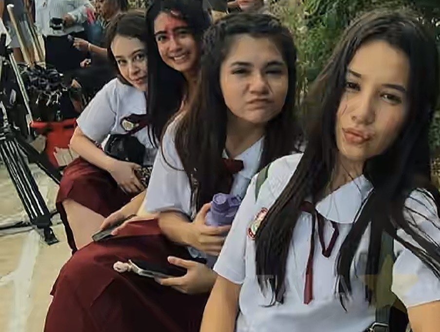 potcheiiii's tweet photo. nung bata sila si Alice lang sugatan, nung lumaki si Alice nalang walang sugat ?!!! 

FUNNY NETO HUHU SORRY NA
@krystamejesz @reich_ra3 @elizaborromeo_ @/ Allyson @charliedizon_ @superjanella @/ Kaila @/ Sue https://t.co/RnoeYKGVmC