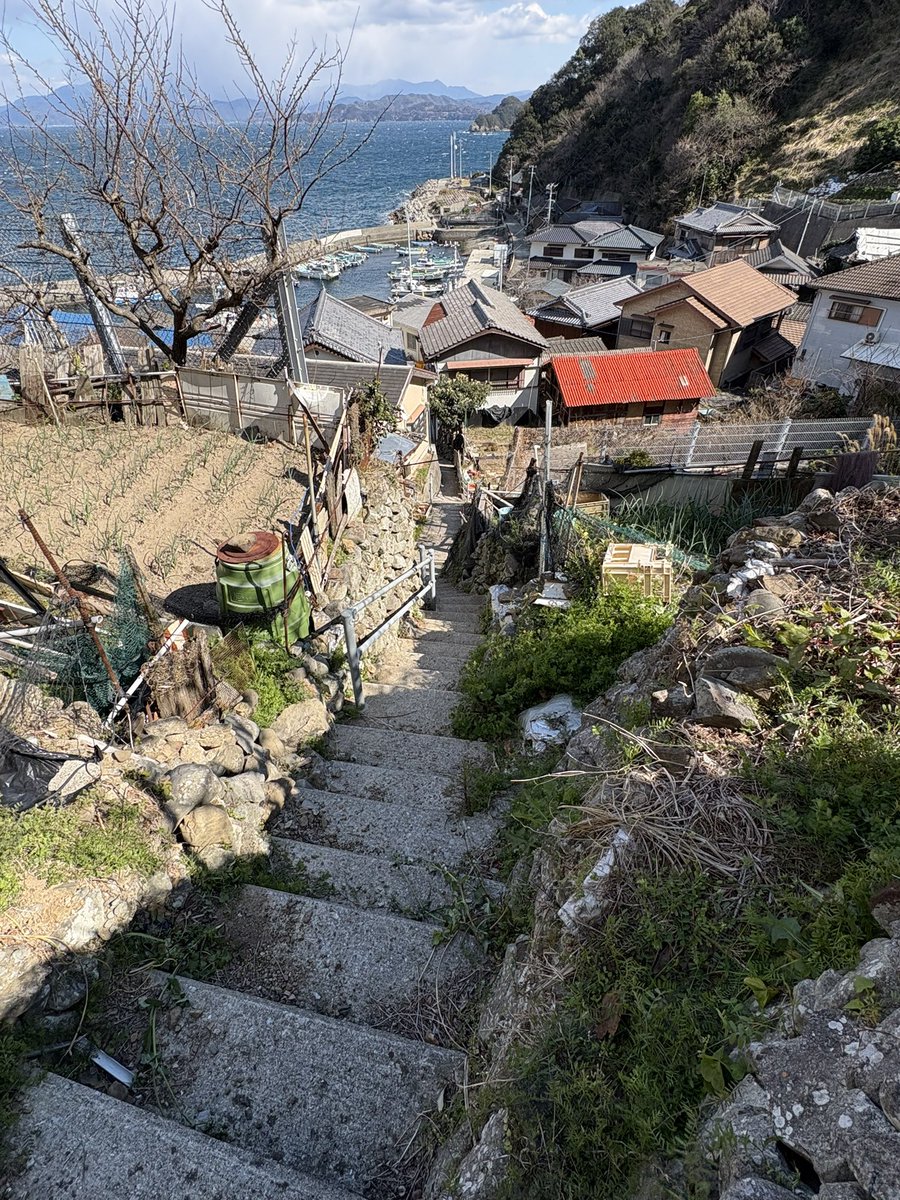 syumatsusyusyu's tweet photo. 海を見下ろす階段 https://t.co/GcRZ3DTmE1