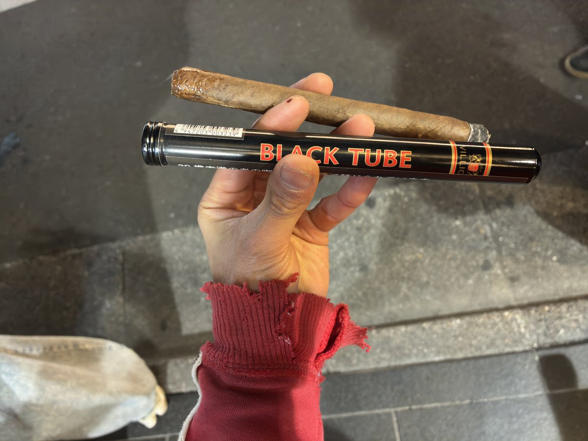 ShimachanLA's tweet photo. 駅前Villiger tube Black
#葉巻 #Ciger https://t.co/PqiNZBt54K