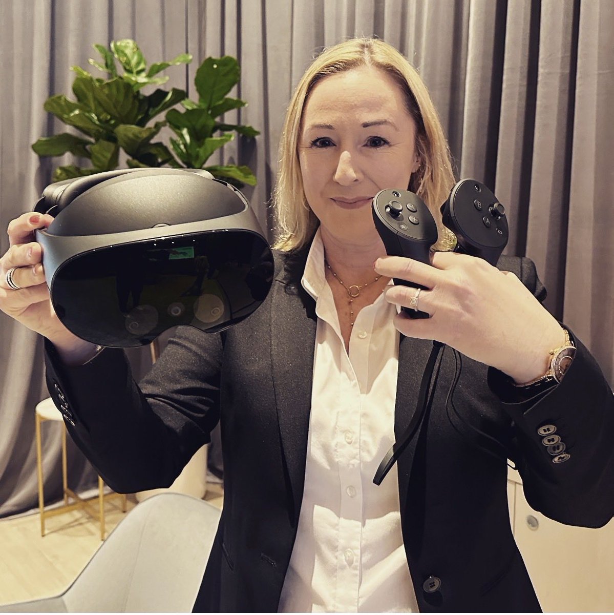 zsk's tweet photo. A few thoughts about Horizon World, and the state of VR… and a photo from a memorable CES trip where I tried so many VR demos I ended up with conjunctivitis 😬 https://t.co/bn3QzkSVx2