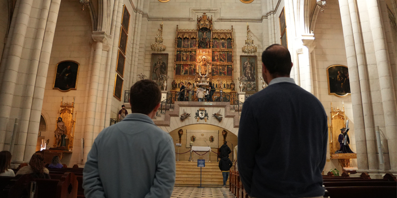archimadrid's tweet photo. 📰#DíaDelSeminario2026: así ven los futuros curas su ministerio
➡️Recorremos con dos seminaristas la catedral de la Almudena siguiendo las palabras del @Pontifex_es, cuando el eco de #CONVIVIUM aún resuena en la diócesis
https://t.co/0q32QrFDd9 https://t.co/q362UPuQa5